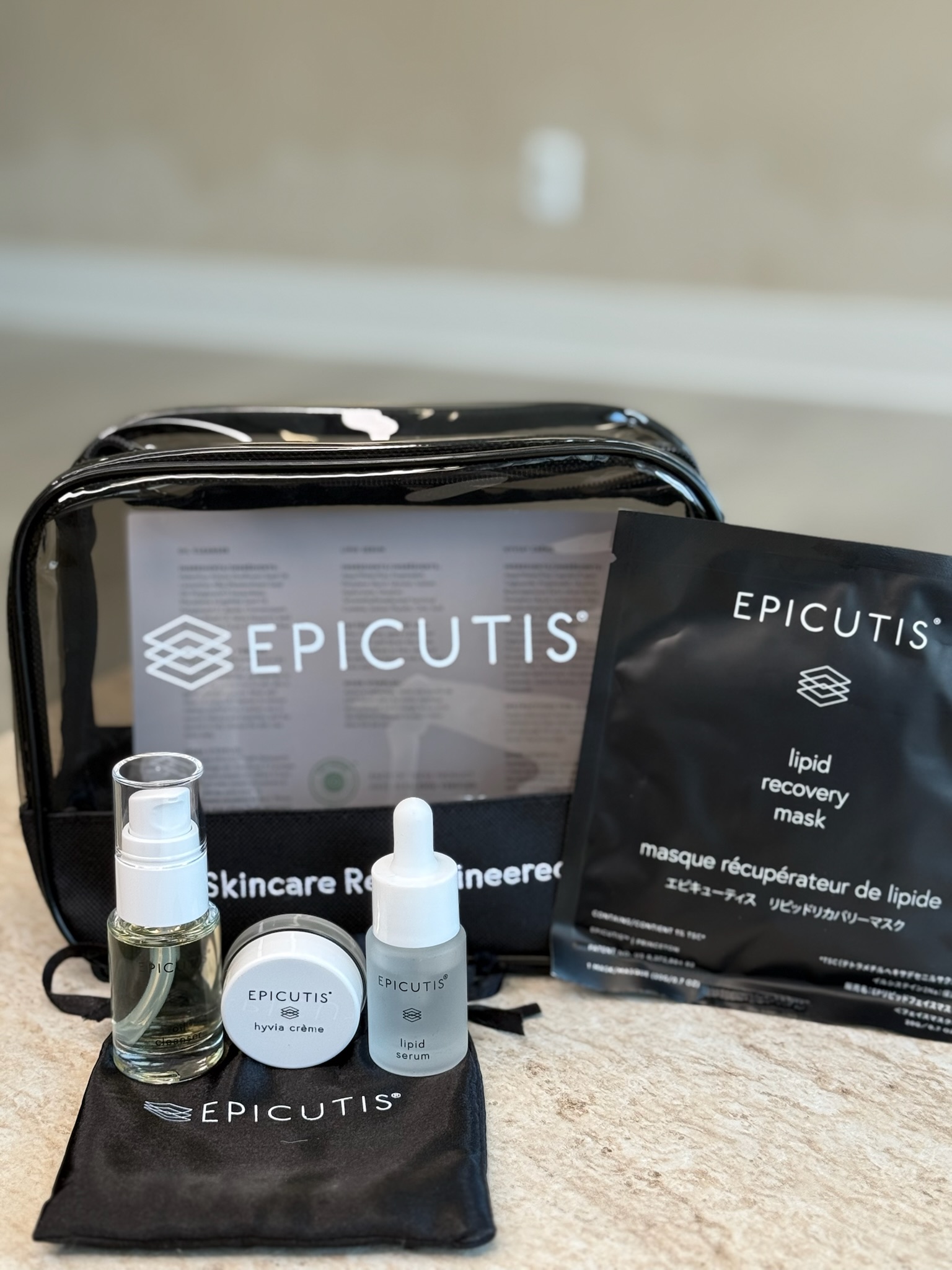 <p><span style="color: rgb(0, 0, 0); font-size: 20px">A new set made for post-procedure recovery, complete with our Oil Cleanser, Lipid Serum, Hyvia Crème, and Lipid Recovery Mask. It also makes the perfect travel companion.</span></p>