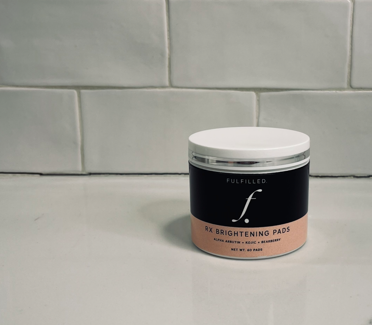 <p><span style="color: rgb(0, 0, 0); font-size: 15px">4% Hydroquinone pre-dosed treatment pads infused with botanical brighteners, antioxidants, and hydroquinone to target discoloration at the source. Hydroquinone inhibits melanin production to visibly reduce hyperpigmentation, even skin tone, and revive dull, uneven texture. Ideal for prepping pigment-prone skin before treatments and maintaining clarity over time, especially when paired with daily sun protection.</span></p>