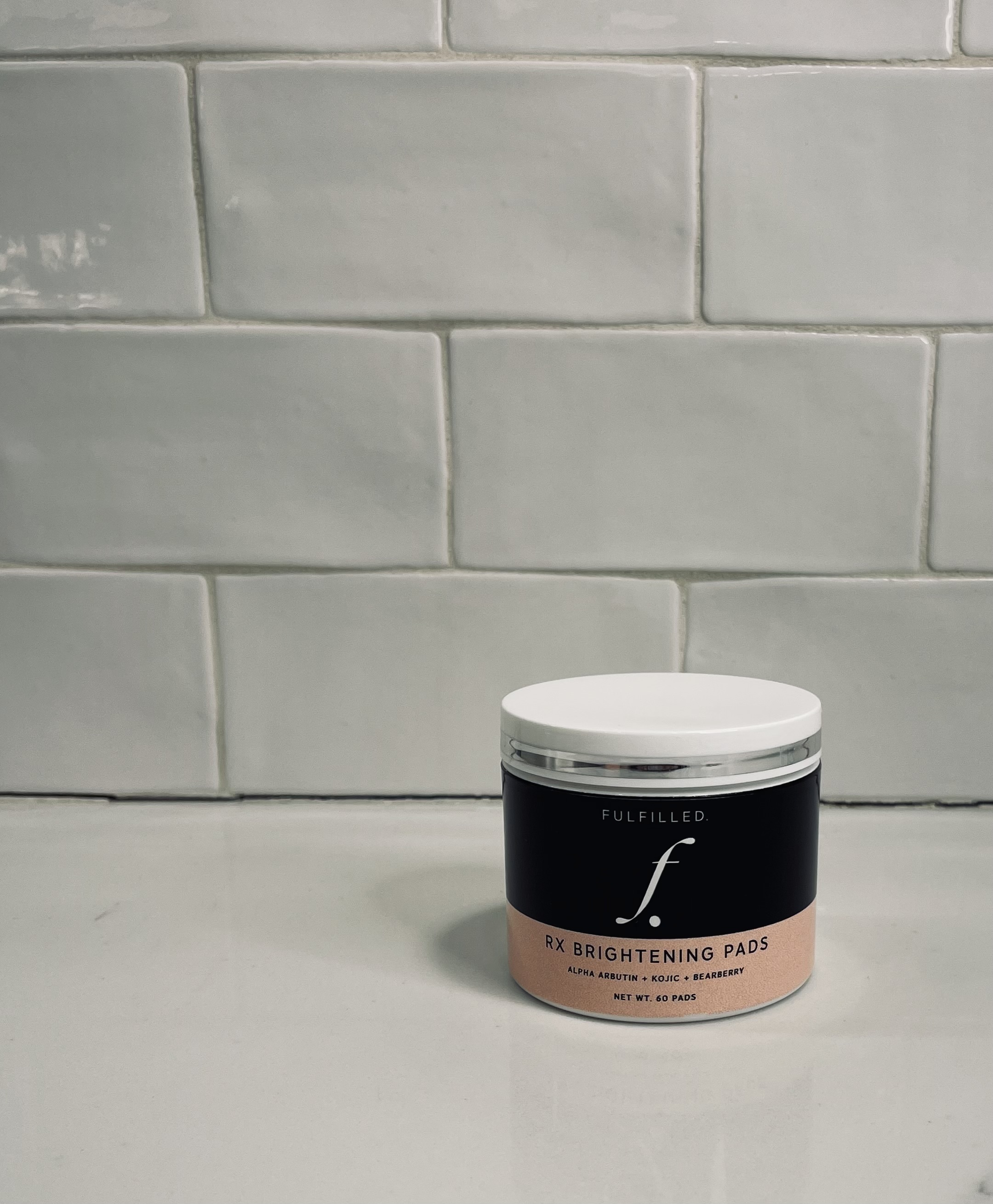 <p><span style="color: rgb(0, 0, 0); font-size: 15px">These pre-dosed pads contain botanical skin brightening agents, antioxidants, and skin-soothers to visibly brighten uneven skin tone, revitalize dull skin, and relieve irritated skin. When paired with daily sun protection to prevent sun damage, it helps maintain an even skin tone over both the short-term and long-term.</span></p>